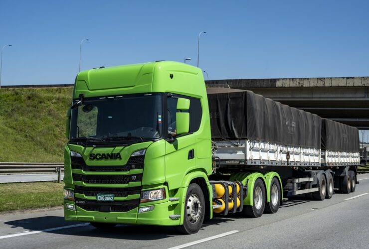 Em 2018, a Scania lançou a pioneira linha de caminhões movidos a gás natural (comprimido), liquefeito (gnl) e/ou biometano