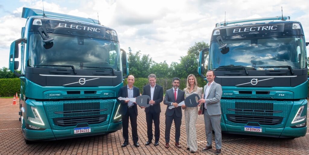 Executivos das transportadoras ReiterLog e Ritmo Logística recebem as chaves simbólicas dos caminhões pesados elétricos Volvo