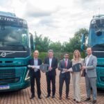 Executivos das transportadoras ReiterLog e Ritmo Logística recebem as chaves simbólicas dos caminhões pesados elétricos Volvo