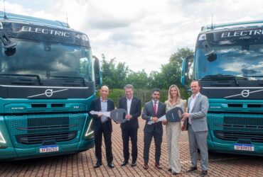 Executivos das transportadoras ReiterLog e Ritmo Logística recebem as chaves simbólicas dos caminhões pesados elétricos Volvo