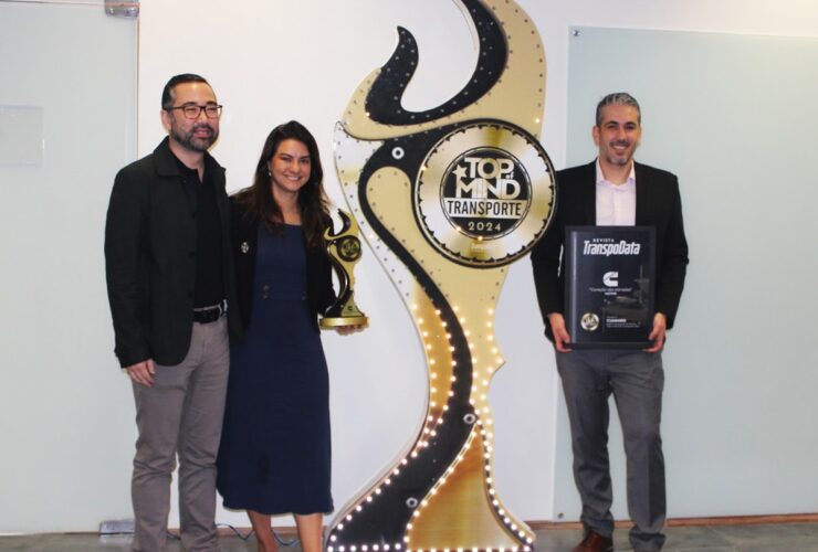 Da esq. p/ dir.: Adriano Rishi, presidente da Cummins Brasil, Luciana Machado, gerente executiva de comunicação da Cummins Brasil e Rafael Torres, diretor executivo de engenharia da Cummins Latam