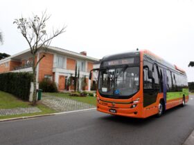Ônibus 100% elétrico Volvo começa a operar regularmente em Curitiba