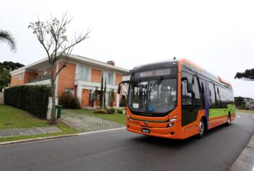 Ônibus 100% elétrico Volvo começa a operar regularmente em Curitiba