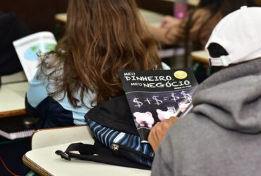 Volvo Financial Services leva educação financeira para estudantes de escolas públicas no Brasil