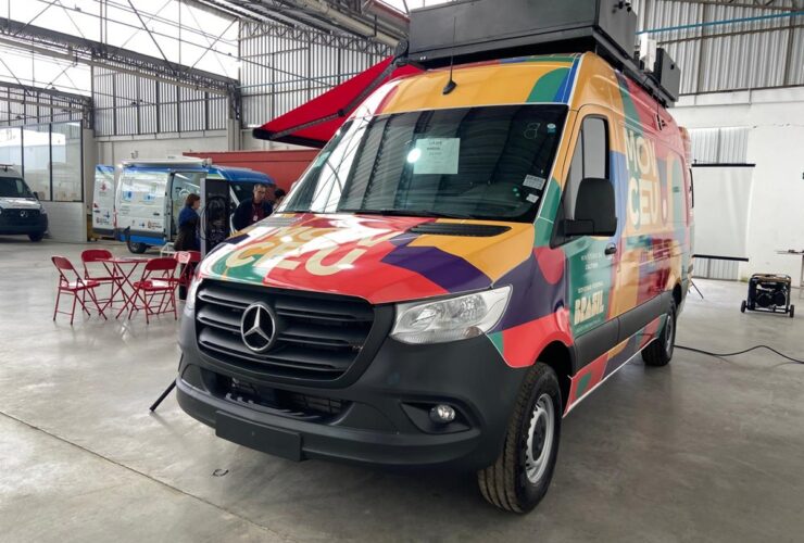 Mercedes-Benz Cars & Vans Brasil anuncia a venda de 36 furgões Sprinter para a iniciativa cultural itinerante MovCEU