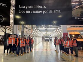 Visita ao Centro Industrial Juan Manuel Fangio incluiu 20 clientes, 11 representantes dos implementadores certificados pelo Programa Mercedes-Benz VanPartner e seis concessionários apoiadores da ação