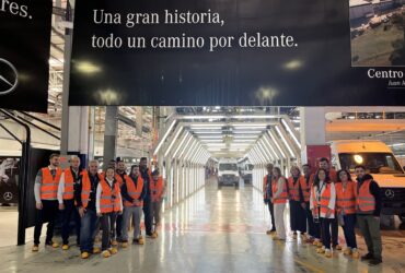 Visita ao Centro Industrial Juan Manuel Fangio incluiu 20 clientes, 11 representantes dos implementadores certificados pelo Programa Mercedes-Benz VanPartner e seis concessionários apoiadores da ação