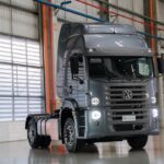 Novo Volkswagen Constellation 20.480 4x2 de frente na cor cinza