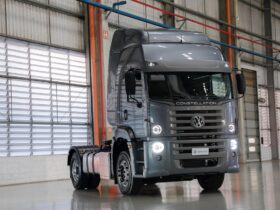 Novo Volkswagen Constellation 20.480 4x2 de frente na cor cinza