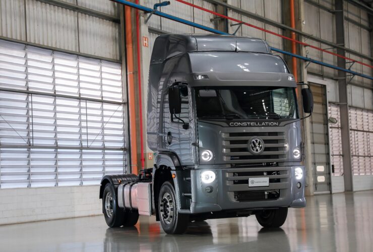 Novo Volkswagen Constellation 20.480 4x2 de frente na cor cinza