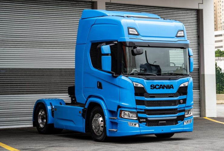 Scania G 30 4x2 (eletrico) de frente na cor azul