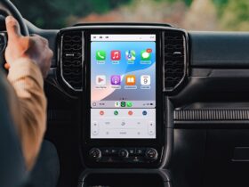 Atualização over-the-air traz melhorias visuais e funcionais para a picape, única da categoria com tecnologia OTA