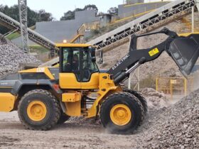 Volvo CE realiza testes com nova carregadeira L120 Electric em clientes