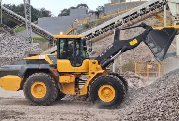 Volvo CE realiza testes com nova carregadeira L120 Electric em clientes