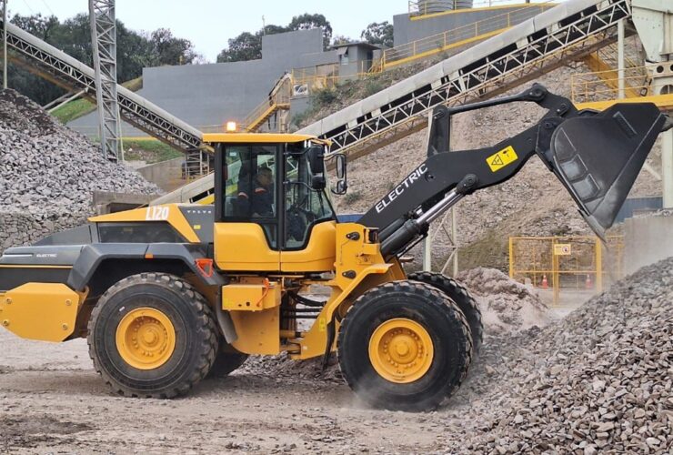 Volvo CE realiza testes com nova carregadeira L120 Electric em clientes