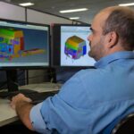 As simulações virtuais estão transformando o desenvolvimento de veículos na Volkswagen Caminhões e Ônibus (VWCO). Por meio de softwares avançados e metodologias próprias, a equipe de engenharia da montadora consegue prever a durabilidade dos componentes com maior rapidez e precisão, reduzindo em até 70% o tempo necessário para análises.
