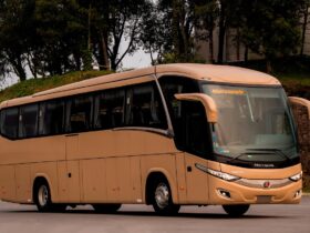 Marcopolo Paradiso G7 1200 de frente na cor bege