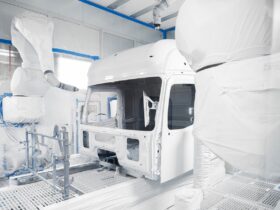 Mais de 400 cabines de caminhão podem ser fabricadas por dia, atendendo aos mais rigorosos requisitos de qualidade da Mercedes-Benz Trucks