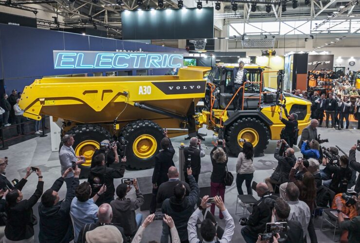 Volvo CE exibe na Europa o primeiro caminhão articulado elétrico do mundo, com zero emissões