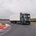 Viagem recorde começa em rota fechada na cidade de Oschersleben, na Alemanha, seguida de 30 quilômetros em marcha à ré por vias públicas