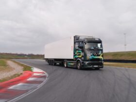 Viagem recorde começa em rota fechada na cidade de Oschersleben, na Alemanha, seguida de 30 quilômetros em marcha à ré por vias públicas