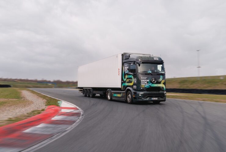 Viagem recorde começa em rota fechada na cidade de Oschersleben, na Alemanha, seguida de 30 quilômetros em marcha à ré por vias públicas