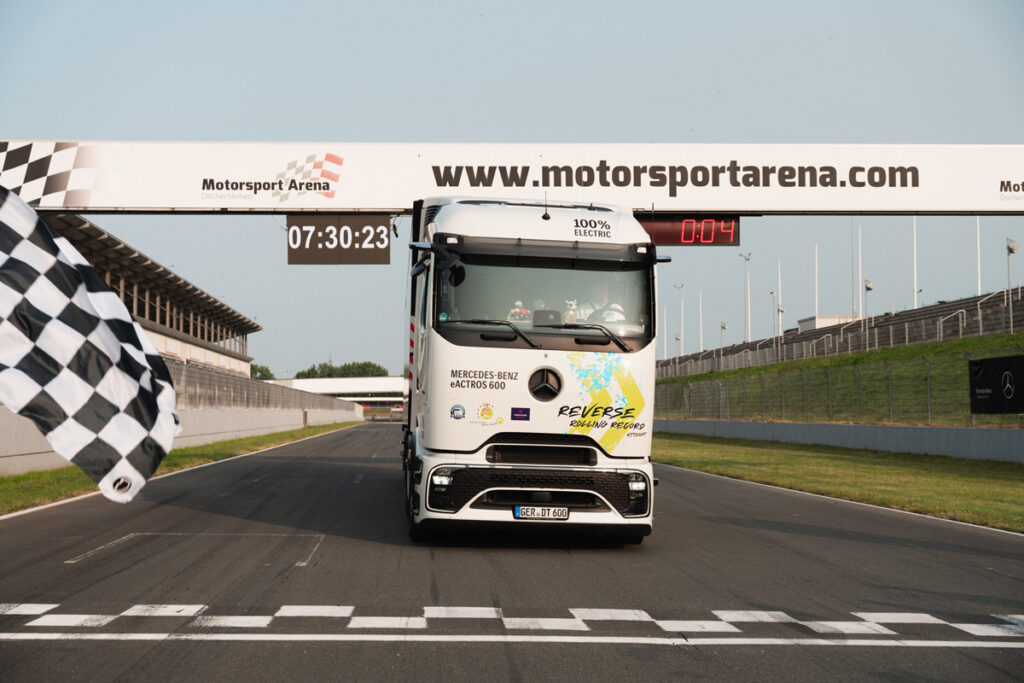 Novo caminhão elétrico Mercedes-Benz percorreu 124,7 milhas de ré, sem interrupção