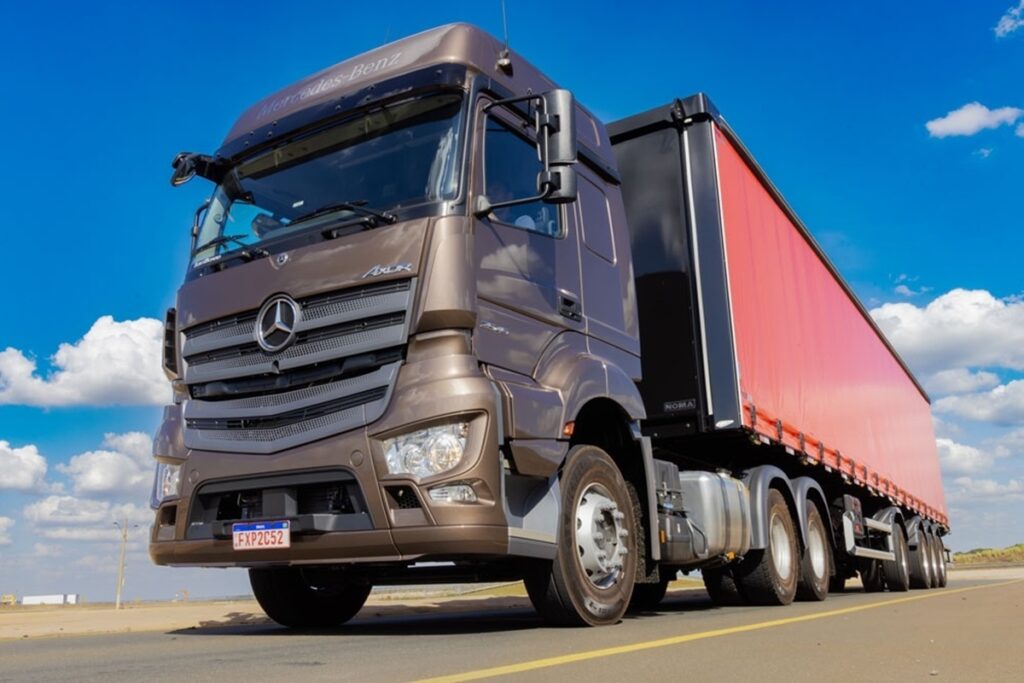 Inédita cabine segue linha de design dos caminhões rodoviários da marca e acentuação a imagem de robustez do Axor