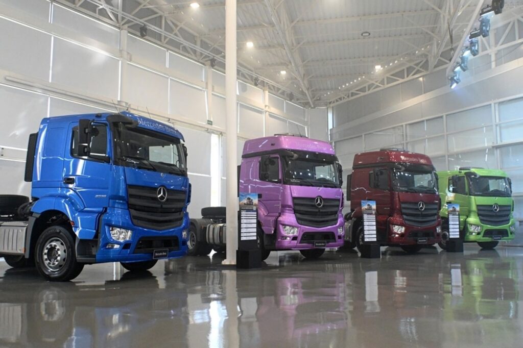 Empresa lança os novos Axor 2038 4x2 e Axor 2545 6x2 com tecnologia BlueTec 6, indicados para transporte rodoviário de carga