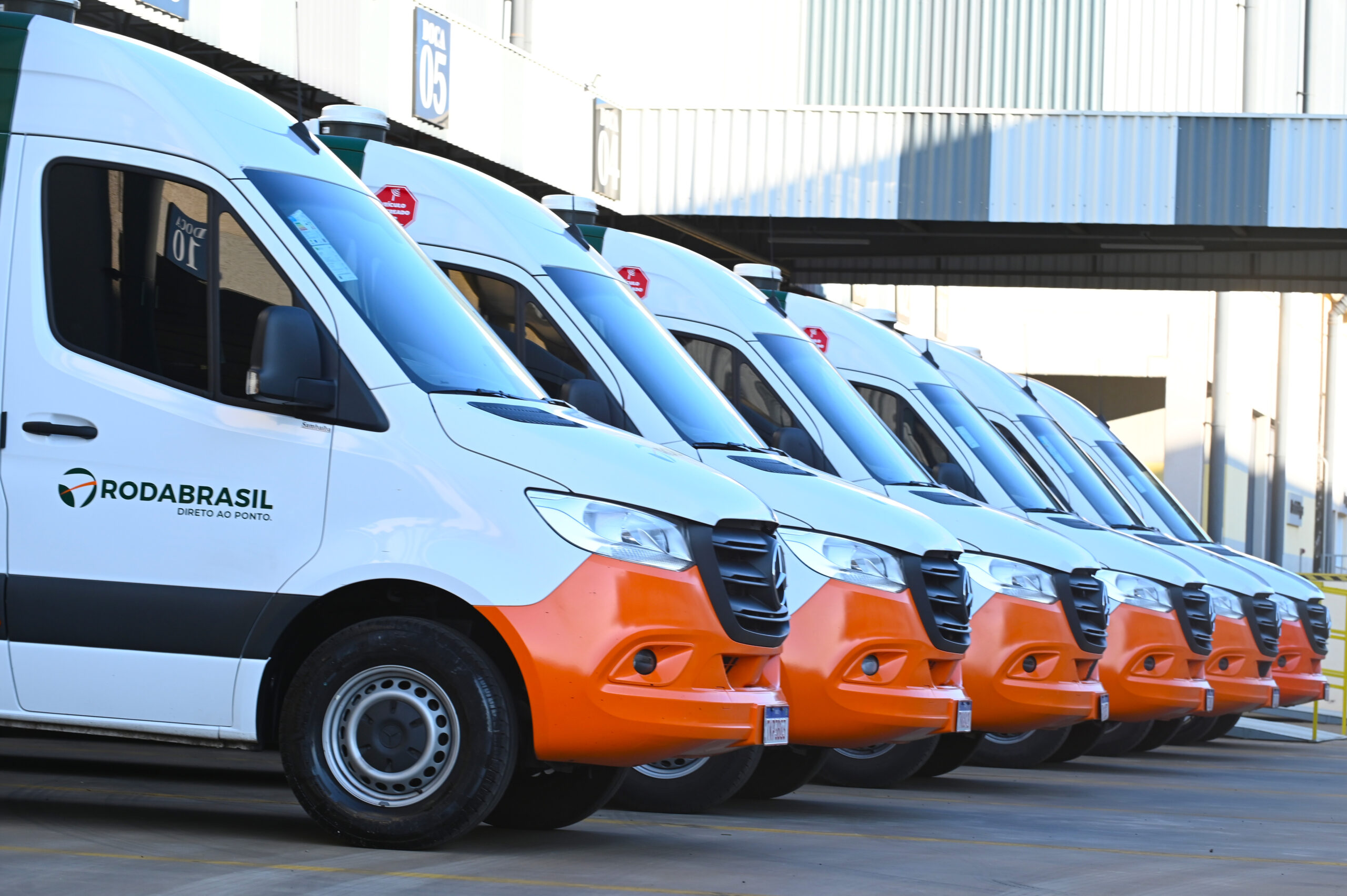 Mercedes-Benz impulsiona eficiência logística com frota Sprinter conduzida exclusivamente por mulheres