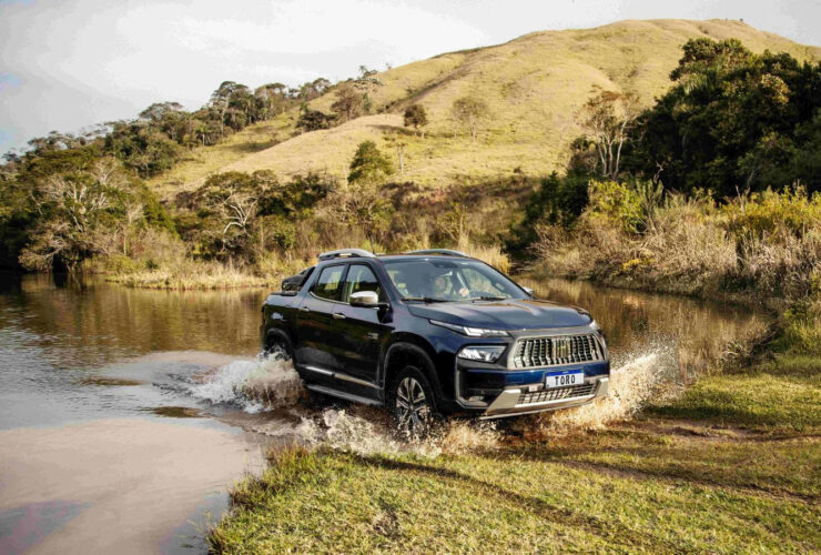 Com mais de 600 mil unidades produzidas e 550 mil comercializadas no Brasil, a Fiat Toro estabeleceu uma presença marcante no mercado automotivo nacional desde sua introdução. Este volume substancial reflete sua rápida aceitação e o impacto duradouro no segmento.