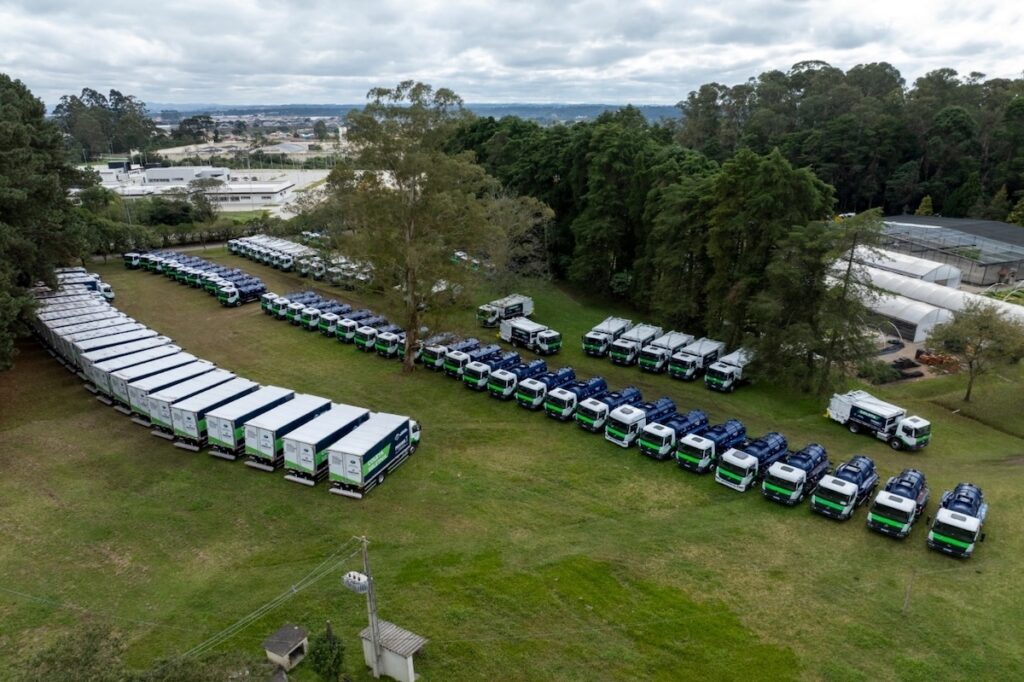 Instituto Água e Terra entrega 129 caminhões Mercedes-Benz Atego para municípios do Paraná