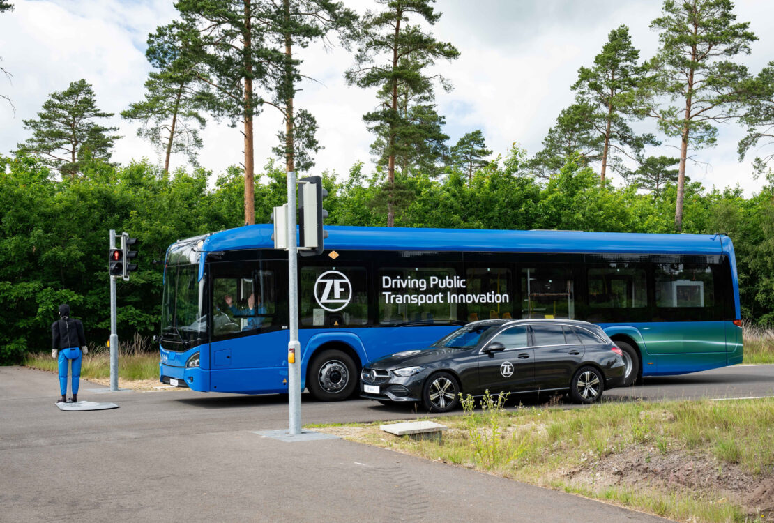 ZF apresenta uma forma mais segura e inteligente de aproximar ônibus dos pontos de parada