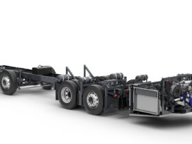 Volvo B320R 6x2 B100 Flex transporta até 120 passageiros