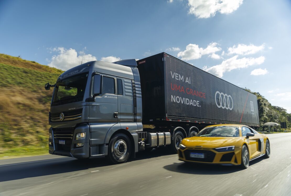 Volkswagen Meteor 29.530 transporta showcar da Audi F1 em operação especial