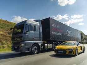 Volkswagen Meteor 29.530 transporta showcar da Audi F1 em operação especial