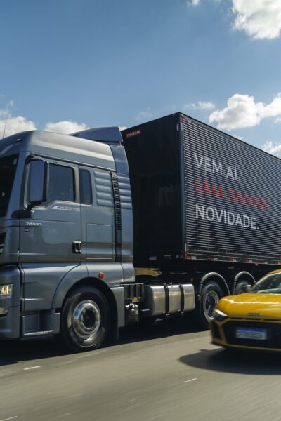 Volkswagen Meteor 29.530 transporta showcar da Audi F1 em operação especial