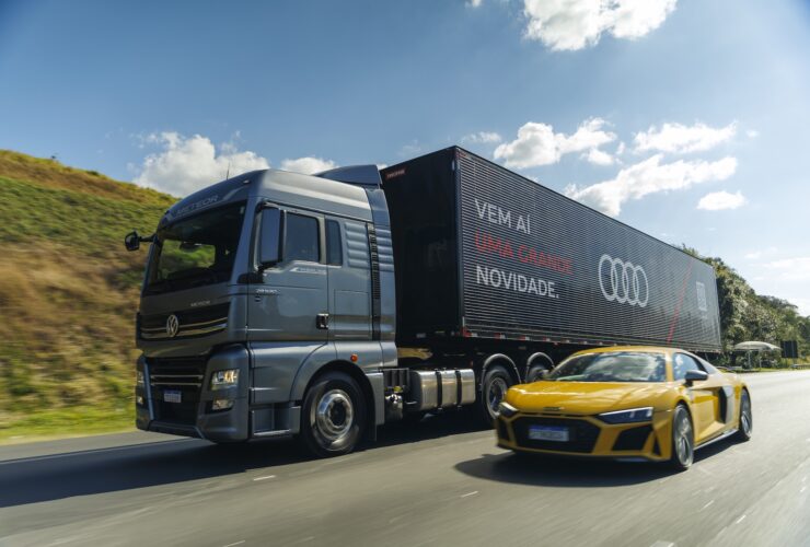 Volkswagen Meteor 29.530 transporta showcar da Audi F1 em operação especial
