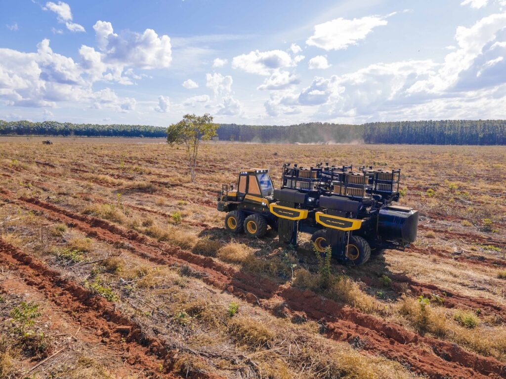 Equipamento integra preparo localizado do solo, plantio, irrigação, fertilização e compactação e alcança cerca de 750 mudas por hora no ciclo completo e 1.300 mudas por hora sem preparo do solo