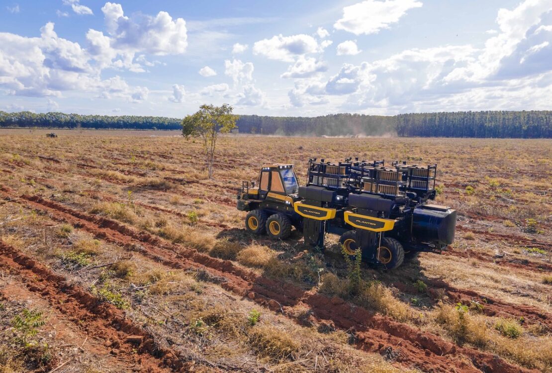 Equipamento integra preparo localizado do solo, plantio, irrigação, fertilização e compactação e alcança cerca de 750 mudas por hora no ciclo completo e 1.300 mudas por hora sem preparo do solo