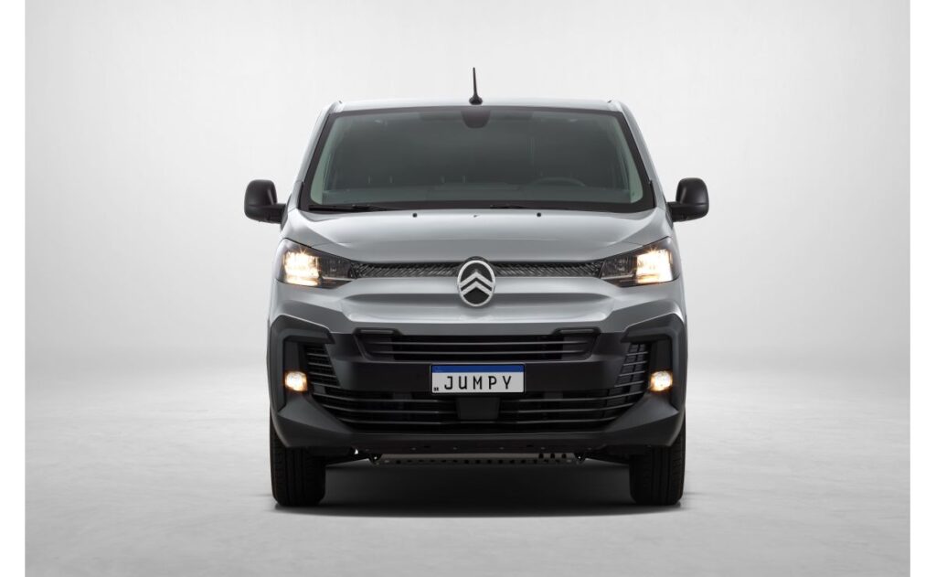 Citroën Jumpy ganha versões Comfort e Luxo para transporte de passageiros, com capacidade para até nove ocupantes e motor 2.2 turbodiesel