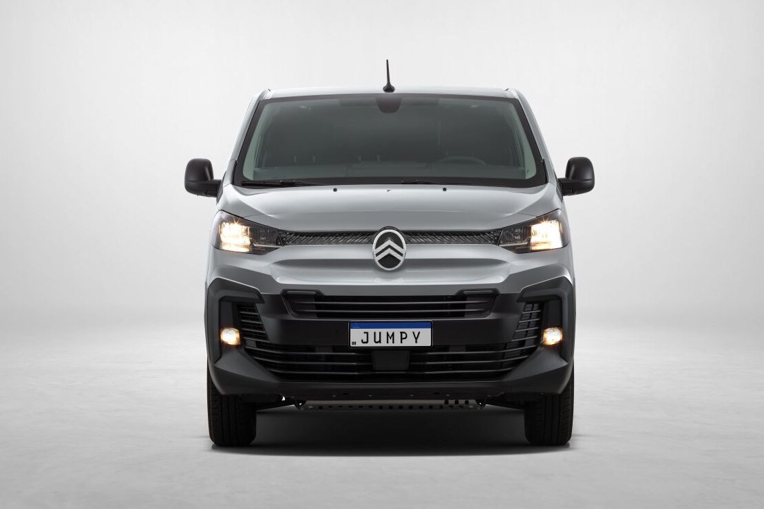 Citroën Jumpy ganha versões Comfort e Luxo para transporte de passageiros, com capacidade para até nove ocupantes e motor 2.2 turbodiesel