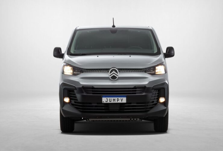 Citroën Jumpy ganha versões Comfort e Luxo para transporte de passageiros, com capacidade para até nove ocupantes e motor 2.2 turbodiesel