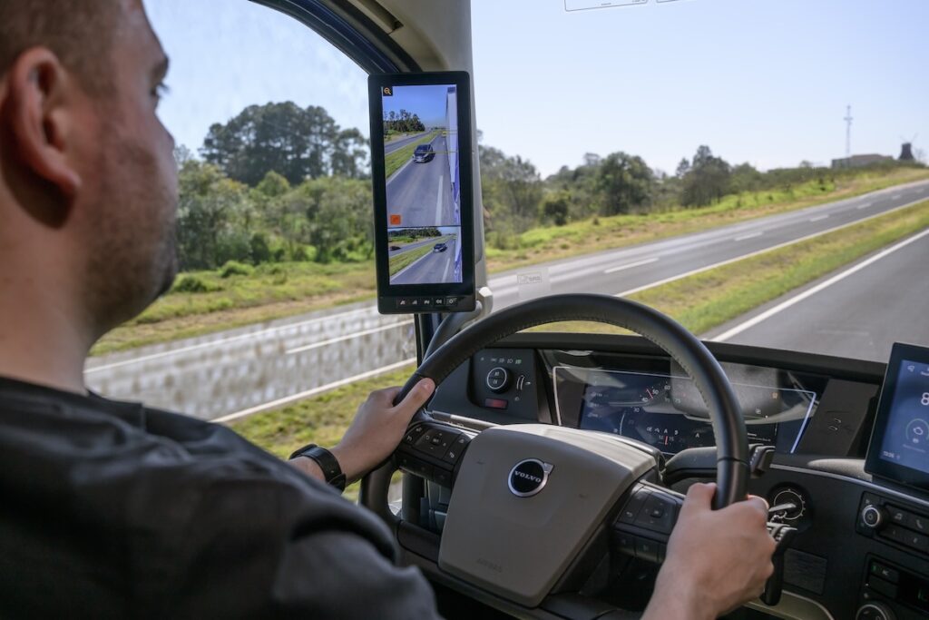 Volvo apresenta sistema que para caminhão automaticamente em caso de sonolência