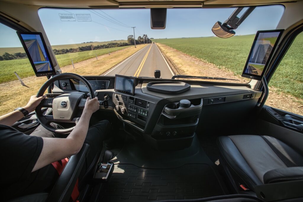 Volvo apresenta sistema que para caminhão automaticamente em caso de sonolência
