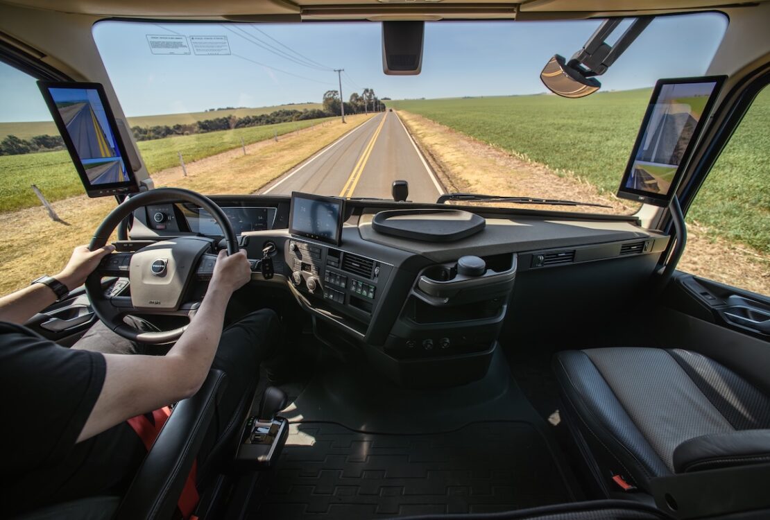 Volvo apresenta sistema que para caminhão automaticamente em caso de sonolência