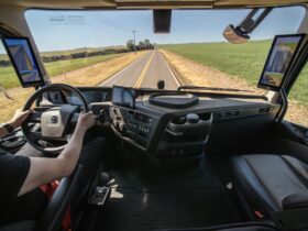 Volvo apresenta sistema que para caminhão automaticamente em caso de sonolência