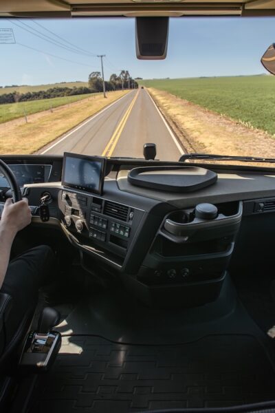 Volvo apresenta sistema que para caminhão automaticamente em caso de sonolência
