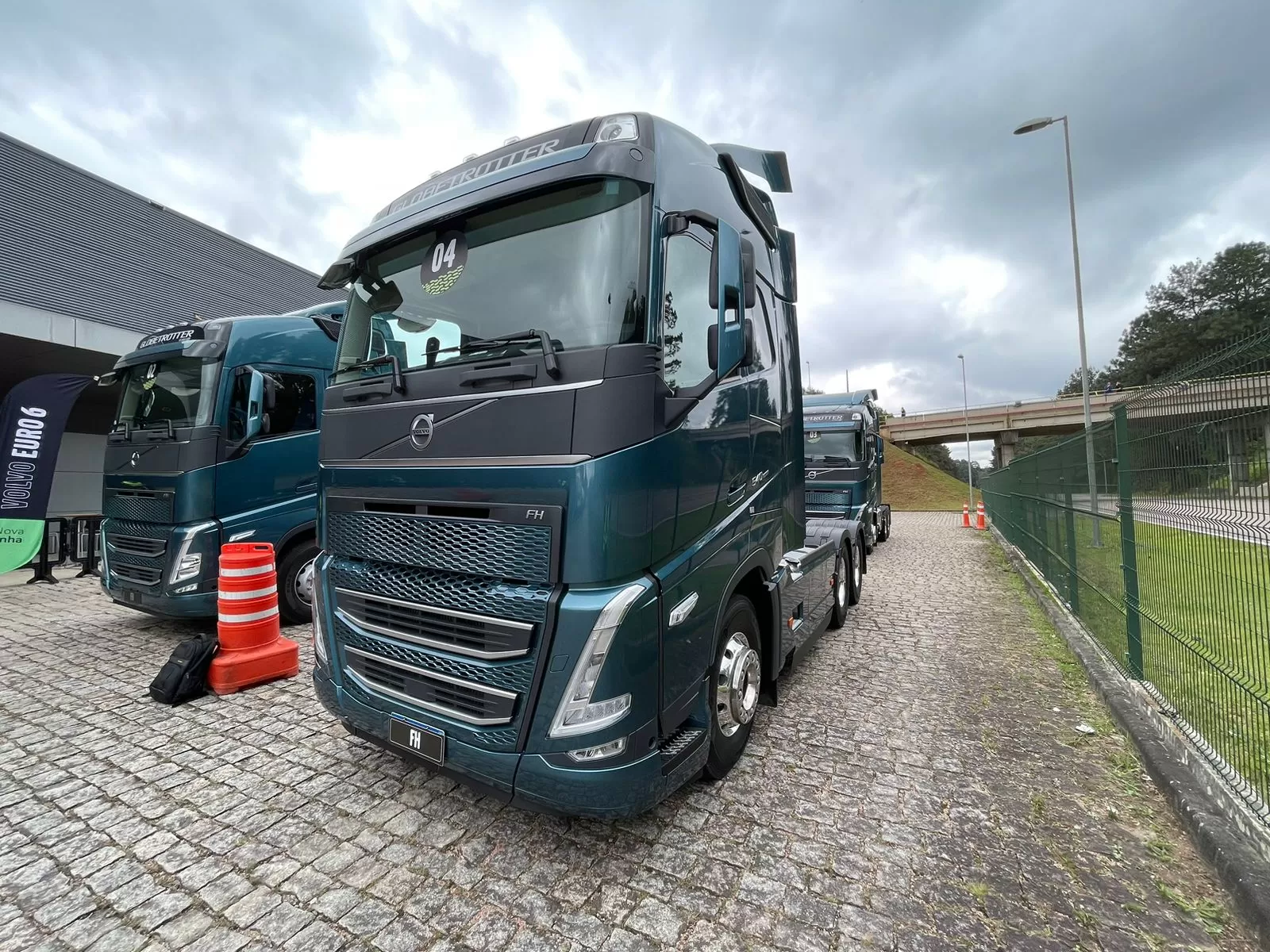 O GIGANTE DA TRANSPES: VOLVO FH 540 COM 300 TONELADAS DE CAPACIDADE